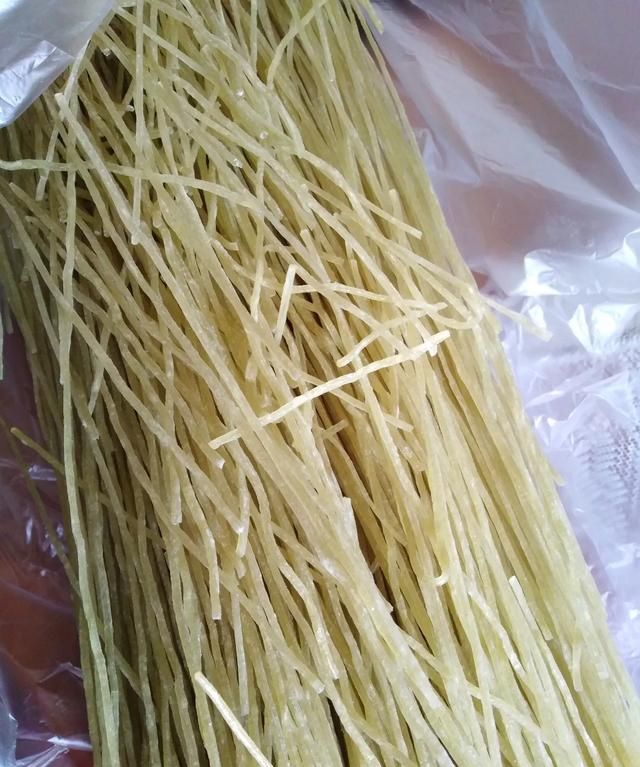 酸辣苕粉是用什么做的(酸辣苕粉怎么做好吃)图1