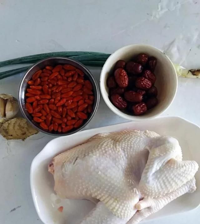 枸杞红枣炖老母鸡有什么作用,老母鸡炖红枣枸杞可以吗图5