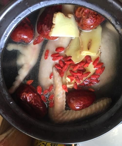 枸杞红枣炖老母鸡有什么作用,老母鸡炖红枣枸杞可以吗图8