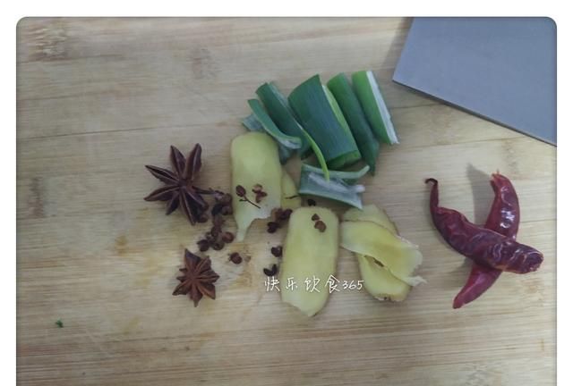 教你做吉林最著名的路边小吃，鸡汤豆腐串，汤鲜味美冬天下酒必备