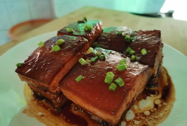 正宗的东坡肉，只需要加三种调料，软糯不腻，入口即化，吃不够