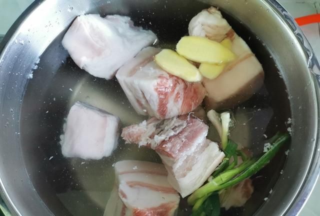 正宗的东坡肉，只需要加三种调料，软糯不腻，入口即化，吃不够
