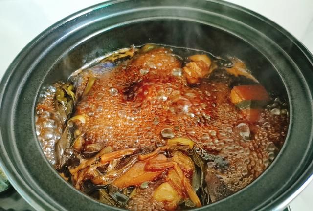正宗的东坡肉，只需要加三种调料，软糯不腻，入口即化，吃不够