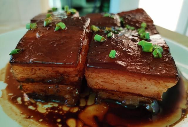 正宗的东坡肉，只需要加三种调料，软糯不腻，入口即化，吃不够