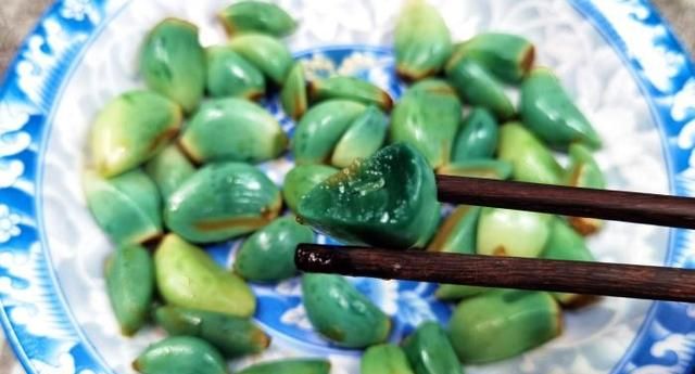 腌腊八蒜，选对蒜和醋是关键，牢记3个要点，脆爽开胃，1天变绿