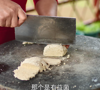 榨豆浆剩下来的豆渣做成霉豆渣，和五花肉一起炒，太香了