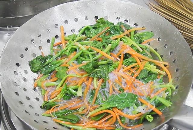 立冬将至，建议中老年多吃5种“碱性菜”，润燥祛寒，越吃越年轻