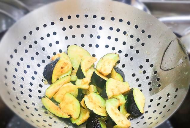 立冬将至，建议中老年多吃5种“碱性菜”，润燥祛寒，越吃越年轻