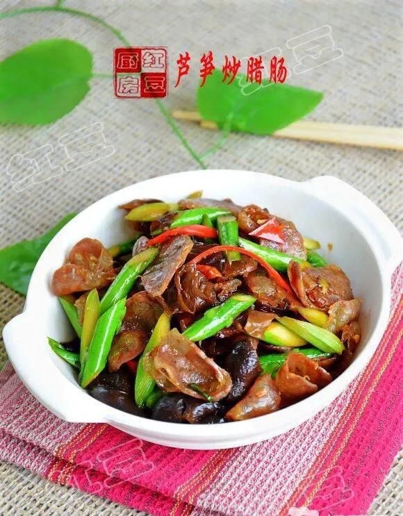 炒腊肠怎么炒好吃,腊肠炒蒜苔怎样炒图1