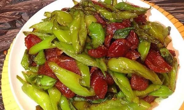 炒腊肠怎么炒好吃,腊肠炒蒜苔怎样炒图2