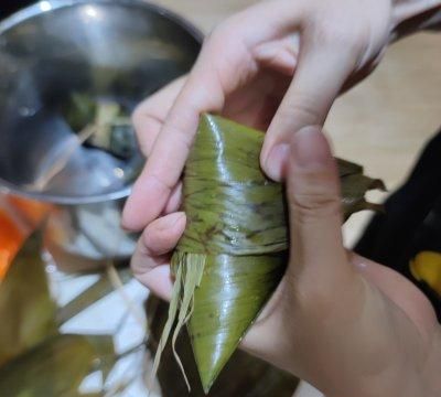 广式粽子｜咸蛋黄肉粽自己做，方便更放心