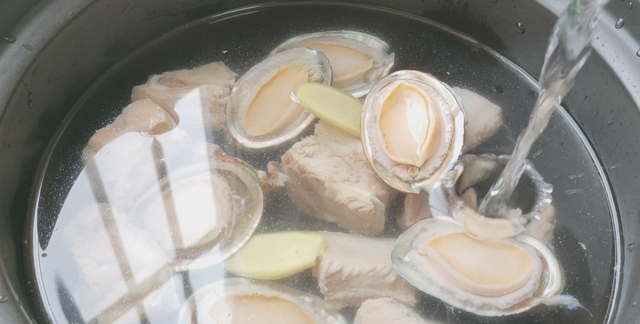 入秋后鲍鱼正确吃法，6只做一锅，香醇浓厚又美味，做法步骤简单
