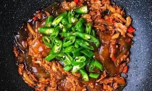 口感Q弹的简单小炒拉皮肉丝，滑溜筋道，大人孩子都爱吃