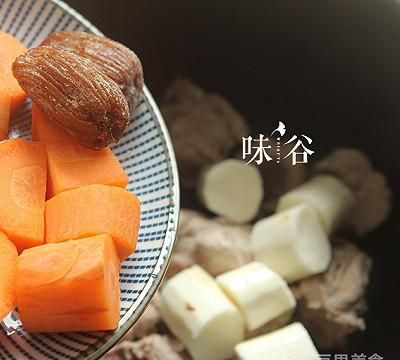 红萝卜排骨汤的做法