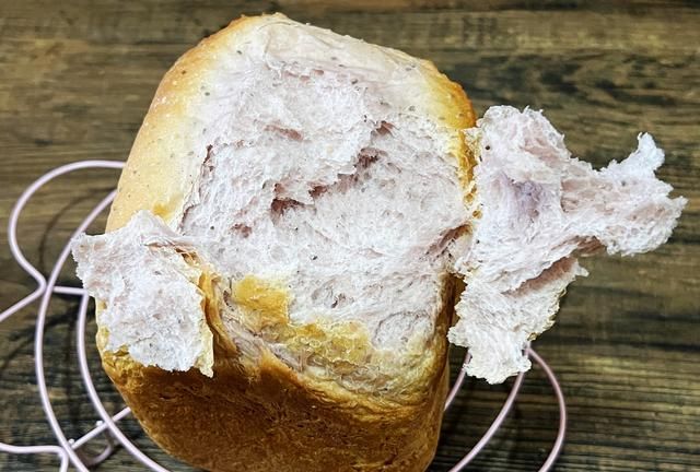 面包机做的一键式大面包太好吃了，早餐做成肉松三明治，更美味