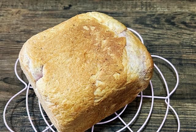 面包机做的一键式大面包太好吃了，早餐做成肉松三明治，更美味