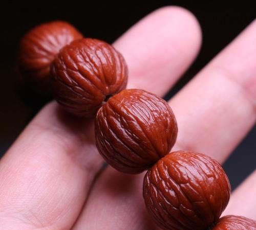 100元以内的文玩手串，盘玩包浆之后的效果，不输“天价”手串