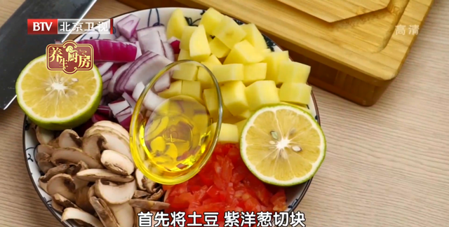 西红柿的最佳搭档不是鸡蛋而是它！三伏将至，常喝这碗汤，活血护心，提高免疫
