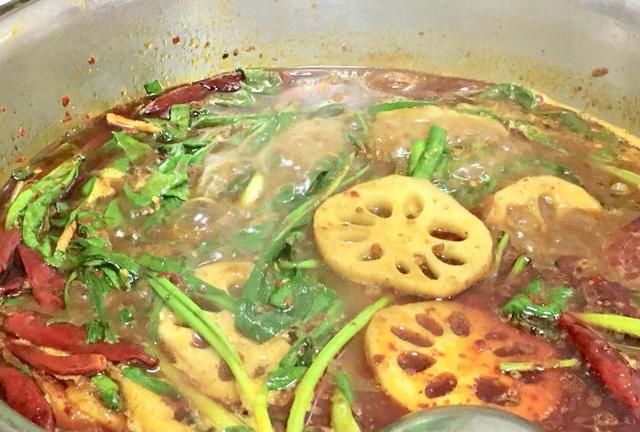 重庆火锅底料制作的牛肉火锅，麻辣鲜香美味可口，怎么吃都不够