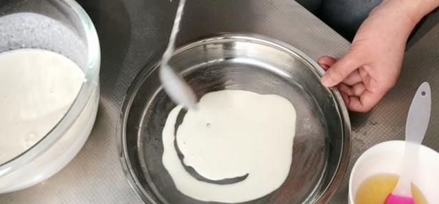 家庭自制凉皮：奶奶用了一辈子的方法，简单易学，比买的还好吃
