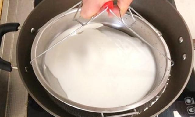 家庭自制凉皮：奶奶用了一辈子的方法，简单易学，比买的还好吃