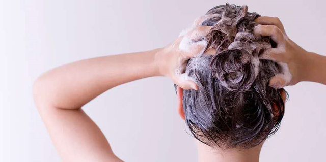 经常洗头发容易导致脱发？到底该早上洗头还是晚上洗头？一文说清