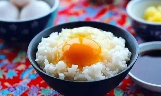 为什么有的日本料理要蘸生鸡蛋吃呢图1