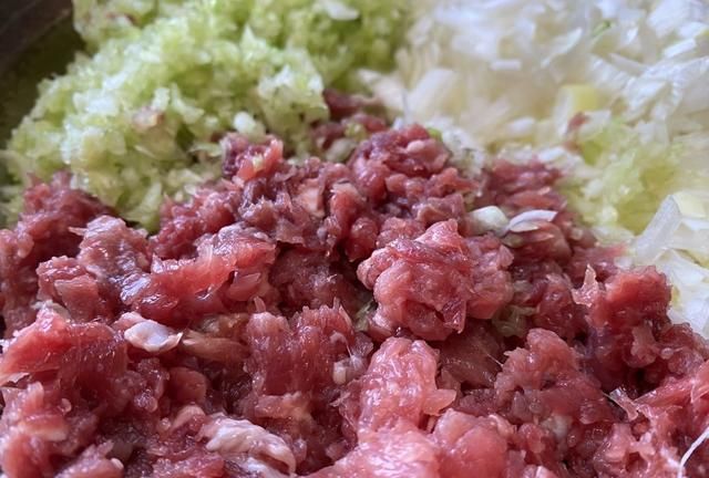 牛肉饺子放什么菜好吃？教你4种不同搭配，味道鲜美，鲜嫩又多汁