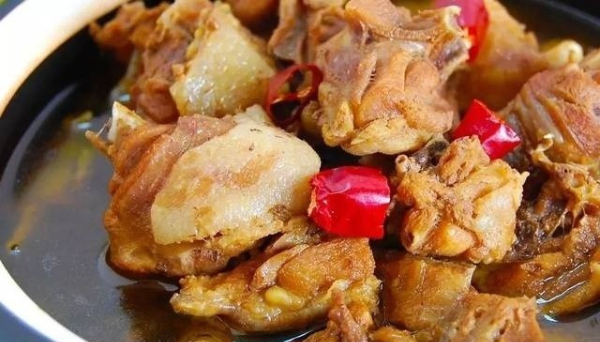云南特色美食-傈僳族漆油炖鸡