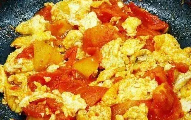 西红柿炒鸡蛋的食谱与做法(西红柿炒鸡蛋搭配衣服)图1