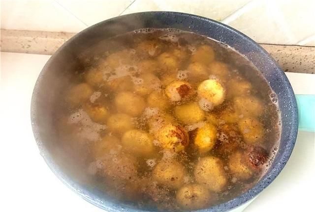 教你在家炖板栗鸡汤，简单美味粉糯甘甜，暖身又滋补，家人喝不够
