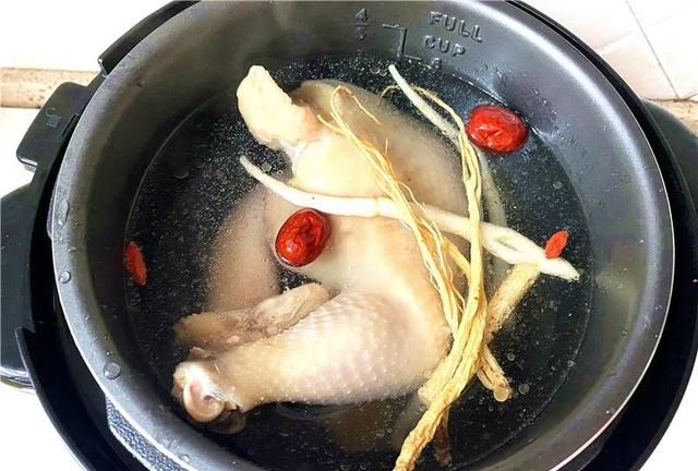 教你在家炖板栗鸡汤，简单美味粉糯甘甜，暖身又滋补，家人喝不够