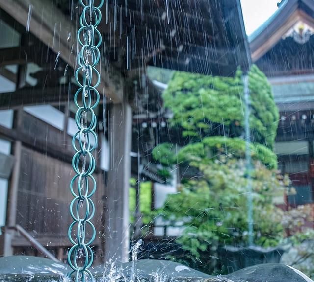 为什么要在屋檐上挂一根雨链？原来它除了引雨，还有这样的作用