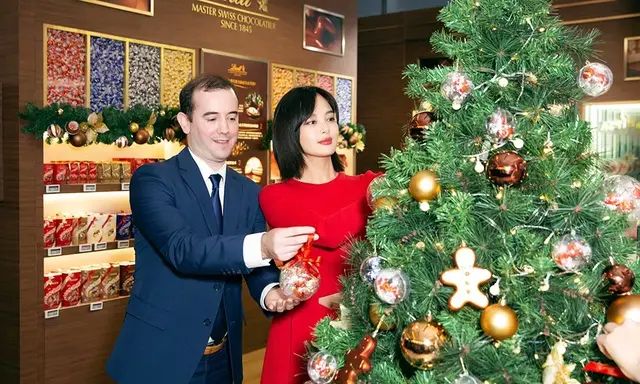 从“河豚”到“村姑”，辛芷蕾又有新表情包啦