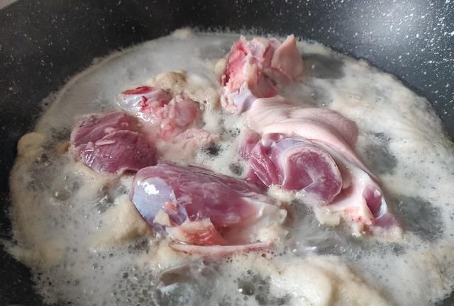新鲜四季豆和猪肉一起烧，做出这道家常菜，清香又不腻一盘不够吃