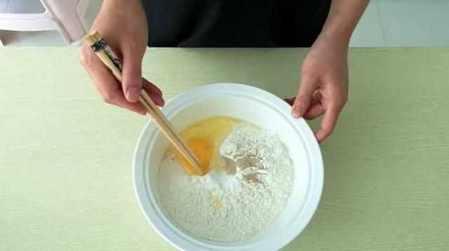 1个鸡蛋，半斤面，教你在家做放心油条，简单易学，比卖的都好吃