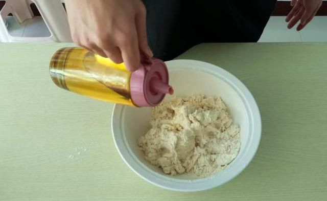 1个鸡蛋，半斤面，教你在家做放心油条，简单易学，比卖的都好吃