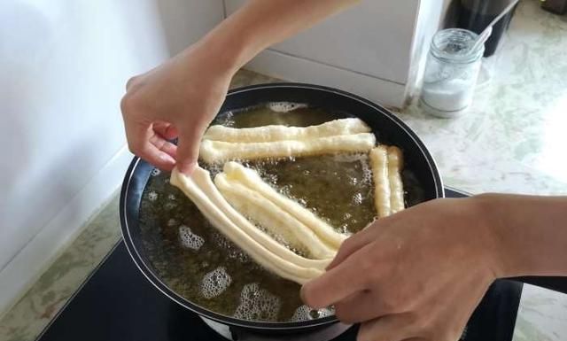 1个鸡蛋，半斤面，教你在家做放心油条，简单易学，比卖的都好吃
