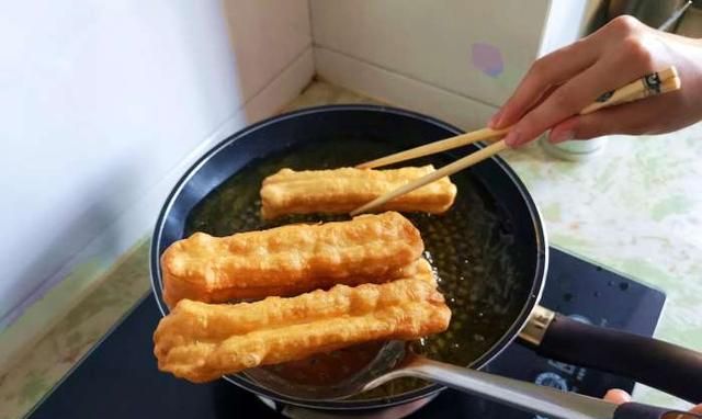 1个鸡蛋，半斤面，教你在家做放心油条，简单易学，比卖的都好吃