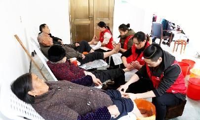 他们来了 心里暖了 爱心接力“兰小草” 义工走进山老区