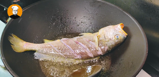 大黄鱼怎么做好吃？跟大厨学着做，鲜嫩无腥味，上桌一会就扫光