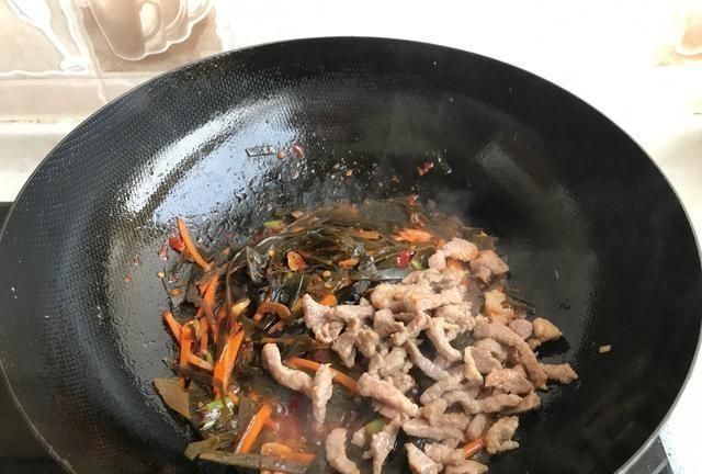 肉丝炒海带，海带不仅可以凉拌，还可以炒着吃，加一味调料真下饭