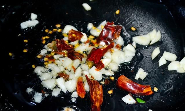 炒合菜这样做，好吃到舔盘，食材简单，家常又美味，新手也能学会