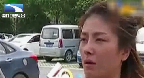 女子花3万整形，鼻子歪了鼻孔一大一小，老公：人不像人鬼不像鬼