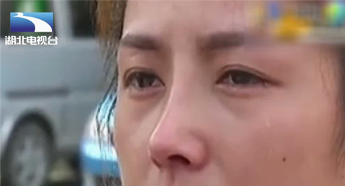 女子花3万整形，鼻子歪了鼻孔一大一小，老公：人不像人鬼不像鬼