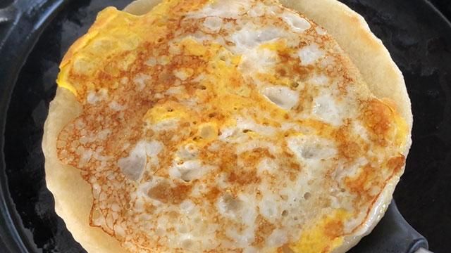 经典百搭的早餐鸡蛋饼，搭配一碗热腾腾的米浆，天天吃都不腻