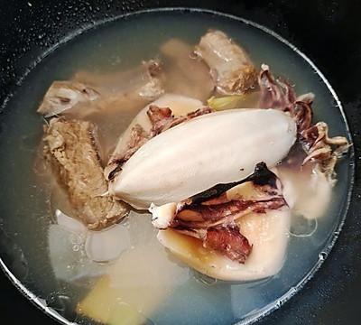 三分钟做好滋阴养血墨鱼排骨汤，做饭太简单