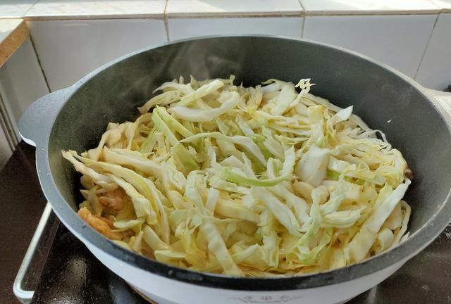 教你做一道非常简单的东北家常菜，火爆大头菜，看一眼就能学会