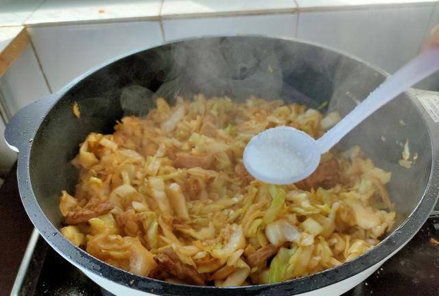 教你做一道非常简单的东北家常菜，火爆大头菜，看一眼就能学会