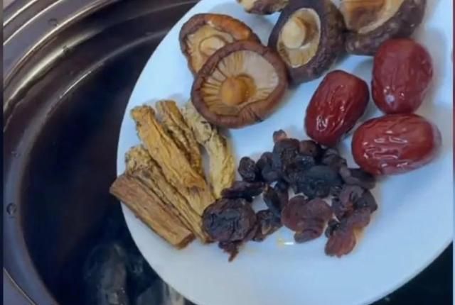 广西美食，榴莲炖鸡，味道也太好闻了，好喝又营养